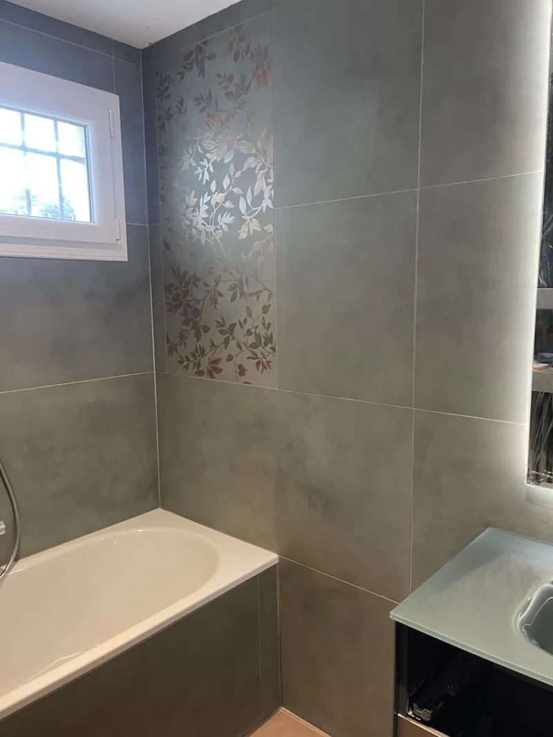 Salle de bains avec carrelage grand format à Fontenay-sous-Bois, Val-de-Marne