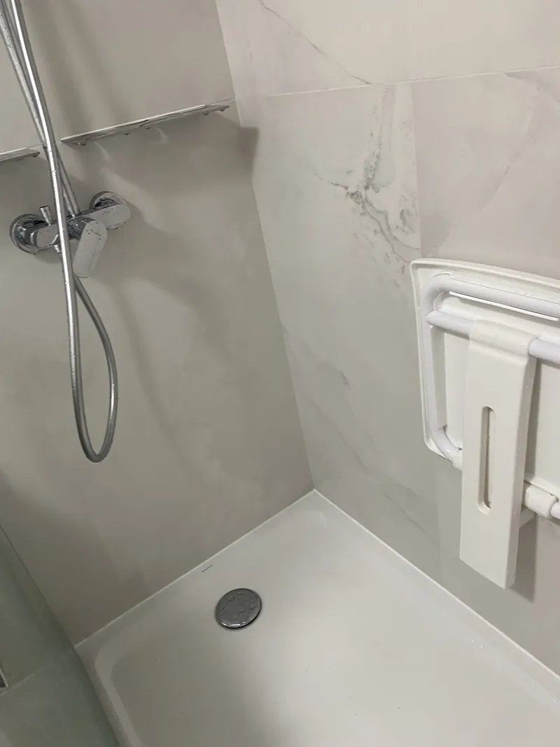 Douche à l’italienne carrelée effet marbre à Fublaines, Seine-et-Marne