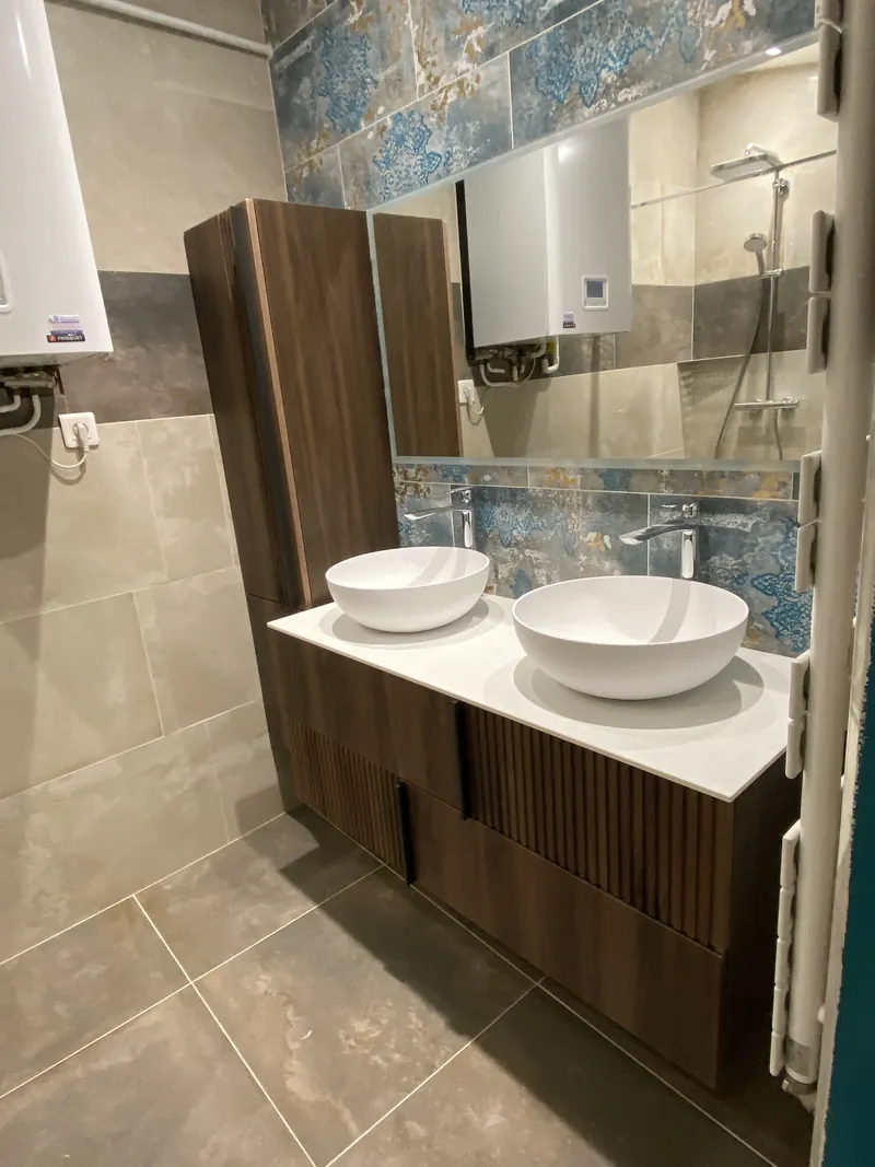 Salle de bains avec double vasque et zellige bleu au Pré-Saint-Gervais, Seine-Saint-Denis