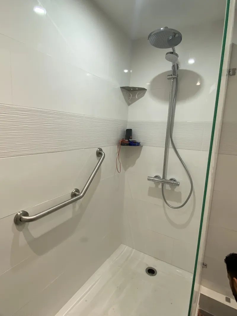 Salle de bains blanche avec douche à l’italienne à Saint-Maur-des-Fossés, Val-de-Marne