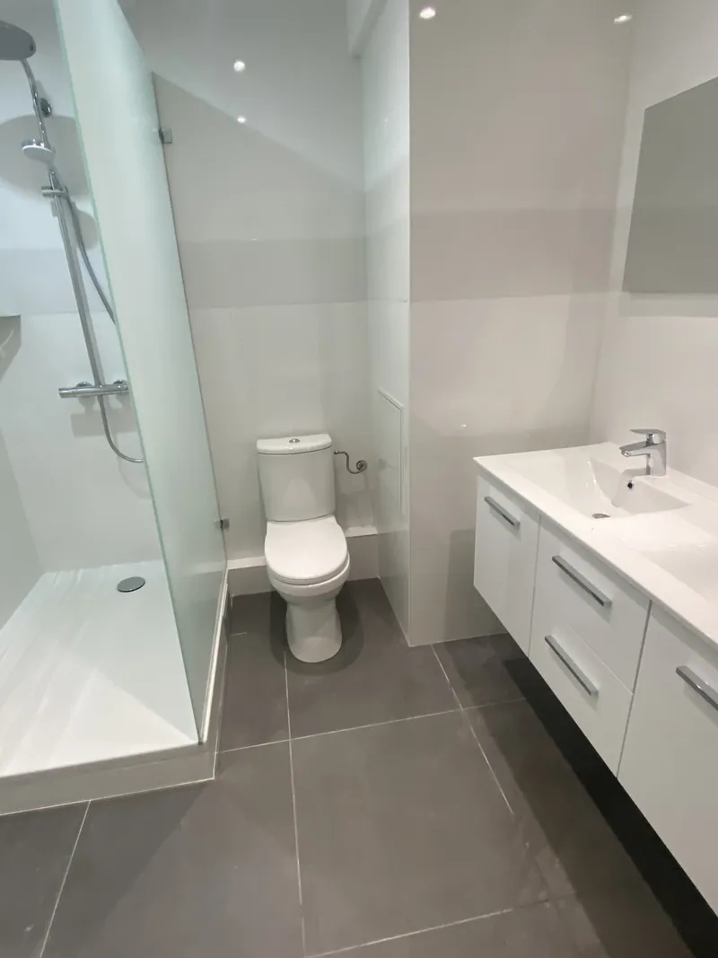 Meuble vasque et rangements de salle de bains à Saint-Maur-des-Fossés, Val-de-Marne